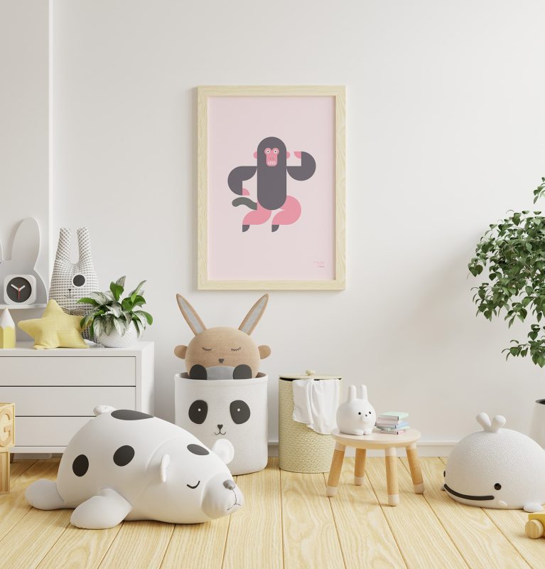 Plano general de la habitación de un niño con varios juguetes y un póster minimalista de un león colgado en la pared.