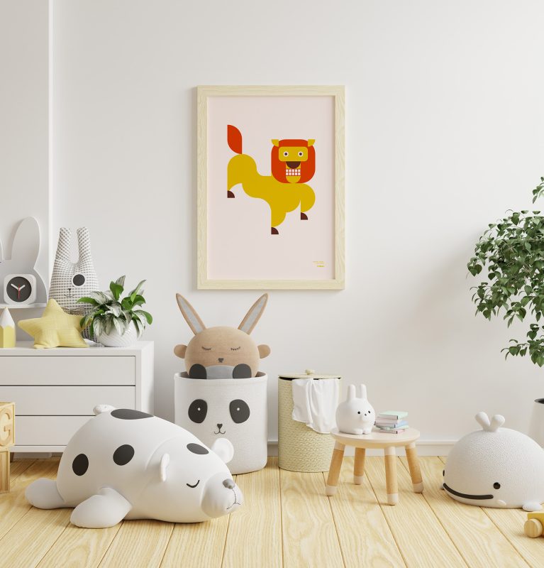 Plano general de la habitación de un niño con varios juguetes y un póster minimalista de un león colgado en la pared.