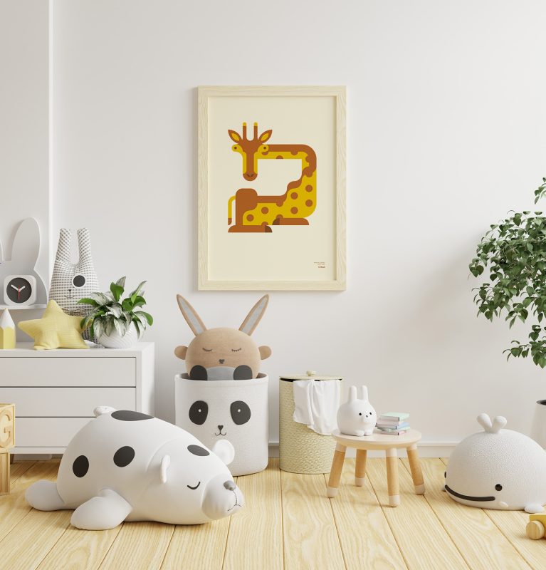 Plano general de la habitación de un niño con varios juguetes y un póster minimalista de una jirafa colgado en la pared.