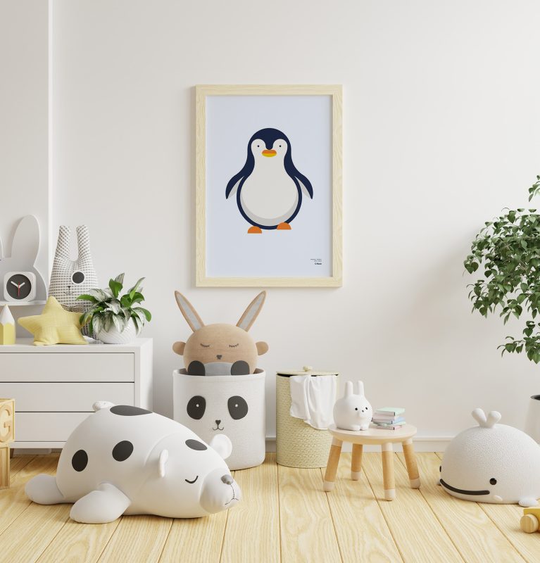 Plano general de la habitación de un niño con varios juguetes y un póster minimalista de un pingüino colgado en la pared.
