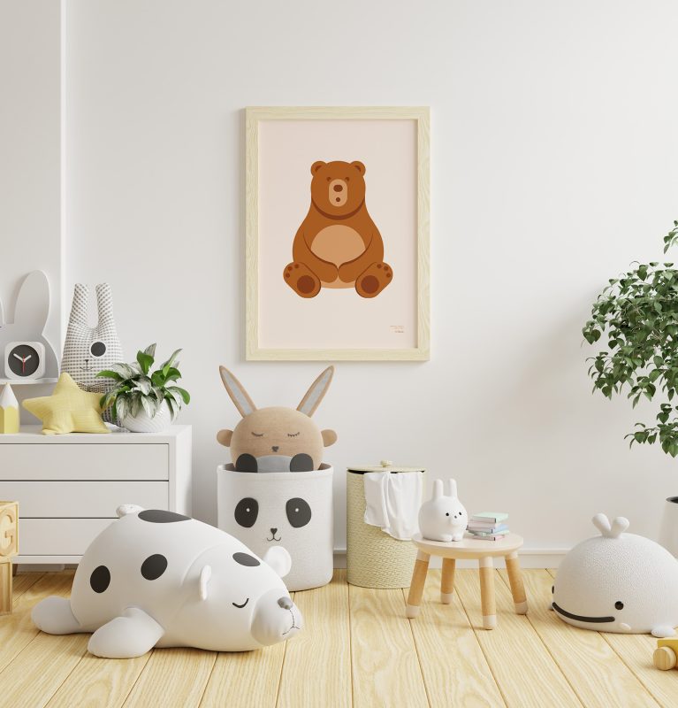 Plano general de la habitación de un niño con varios juguetes y un póster minimalista de un oso colgado en la pared.