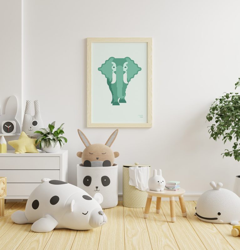 Plano general de la habitación de un niño con varios juguetes y un póster minimalista de un elefante colgado en la pared.