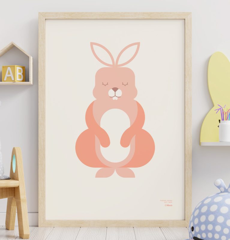 Primer plano de un póster de estilo minimalista de un conejo apoyado en una pared y en la habitación de un niño.