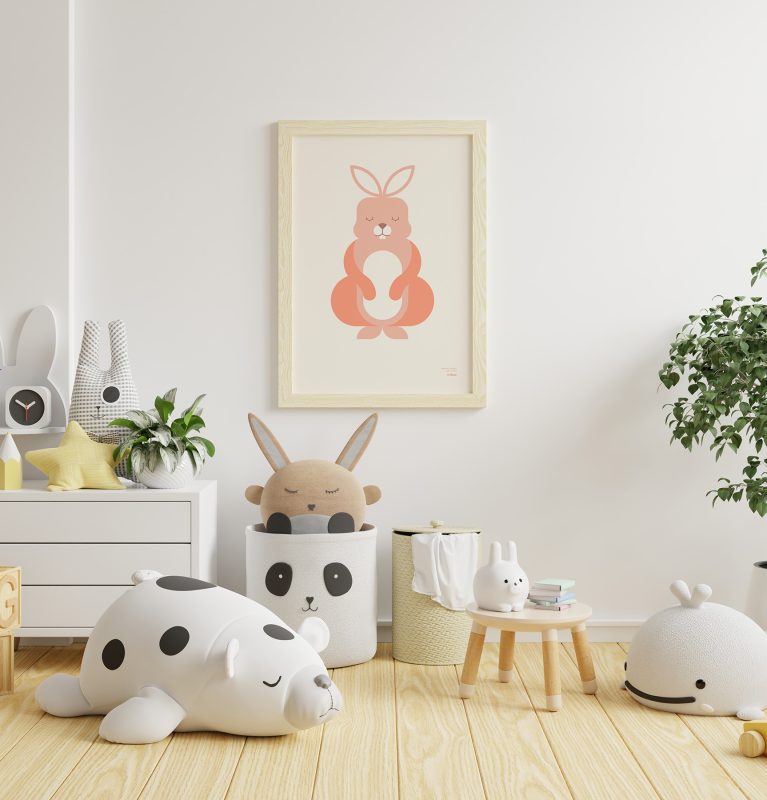 Plano general de la habitación de un niño con varios juguetes y un póster minimalista de un conejo colgado en la pared.