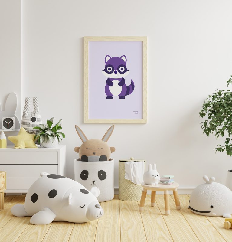 Plano general de la habitación de un niño con varios juguetes y un póster de estilo minimalista de un mapache colgado en la pared.
